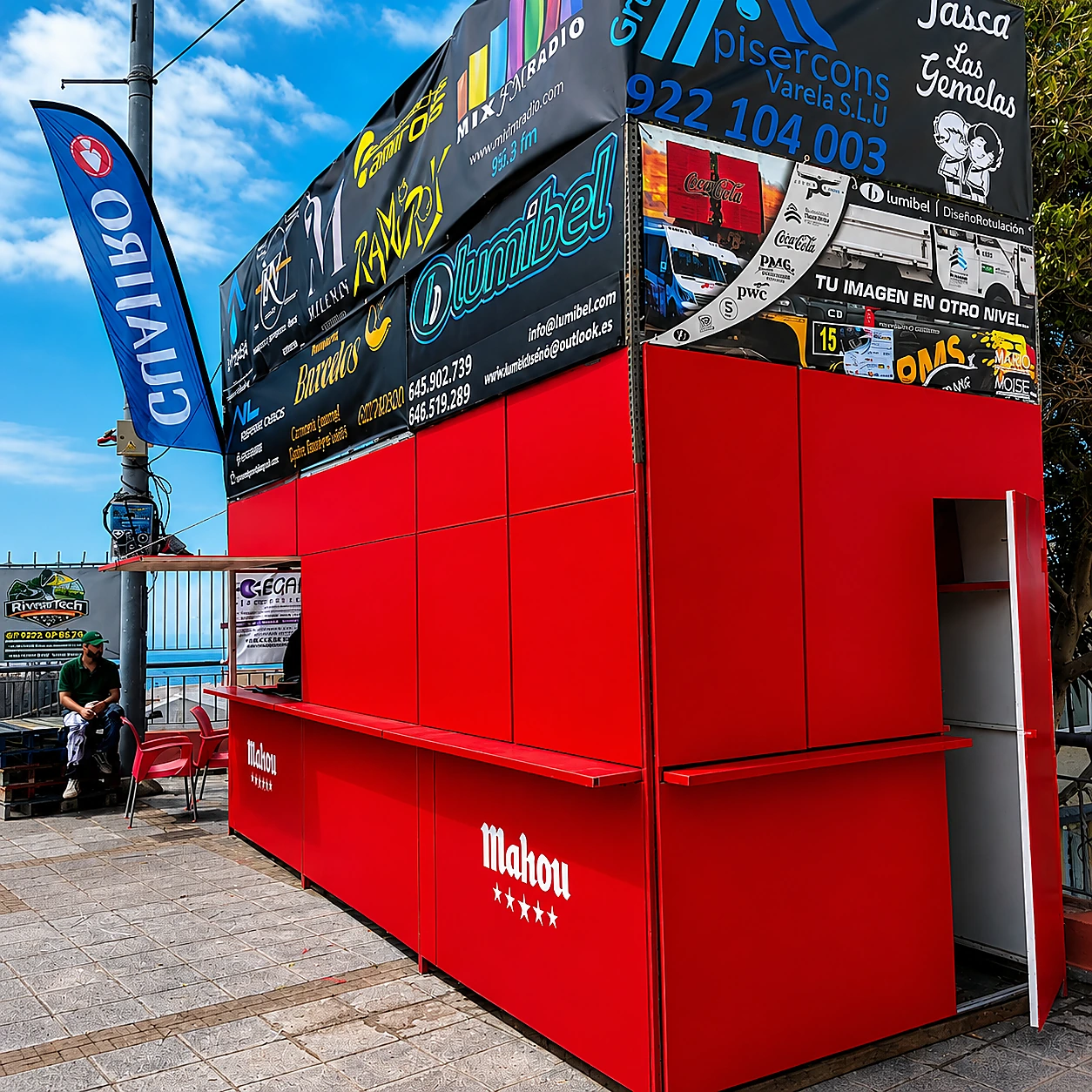 Caseta roja preparada para un evento